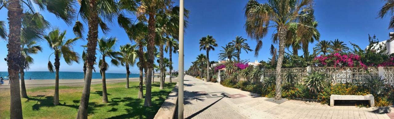 Beachfront Oasis In Costa Del Sol. Калета Де Велес Екстериор снимка