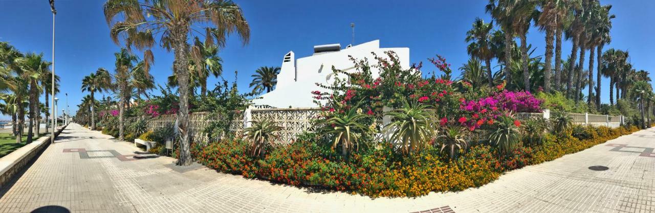 Beachfront Oasis In Costa Del Sol. Калета Де Велес Екстериор снимка